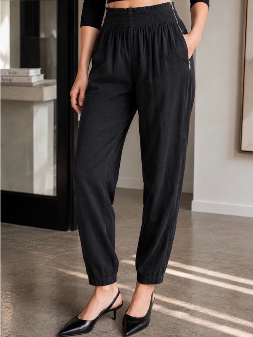 Wilfred Aritzia Casbah Lyocell Tapered Trousers Black - size 2